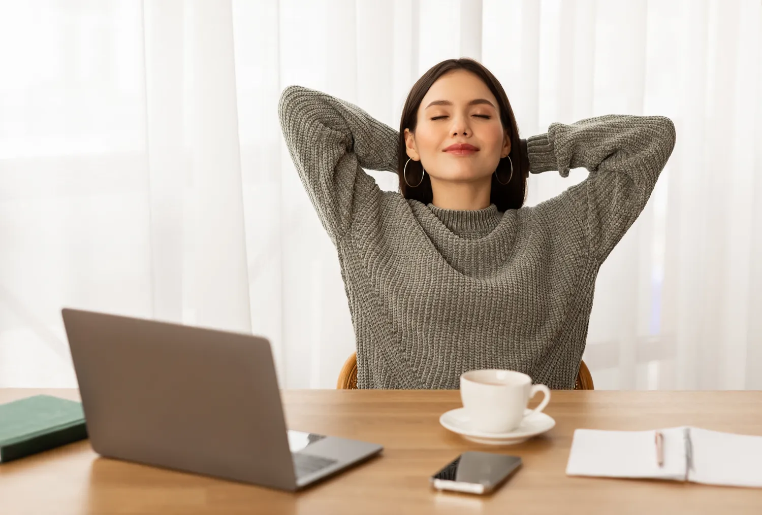 Femme qui se détend au travail en pratiquant la respiration abdominale à son bureau