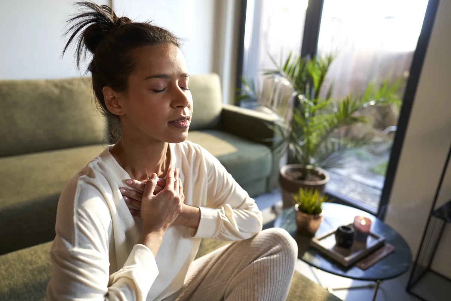 Femme qui met ses mains sur son torse pour pratiquer la respiration abdominale