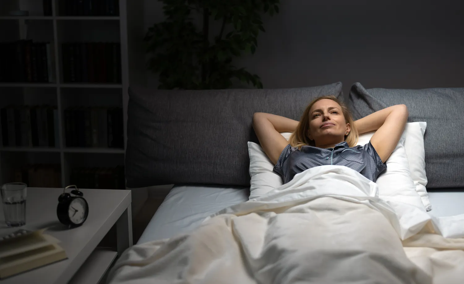 Femme qui essaie de s'endormir dans son lit