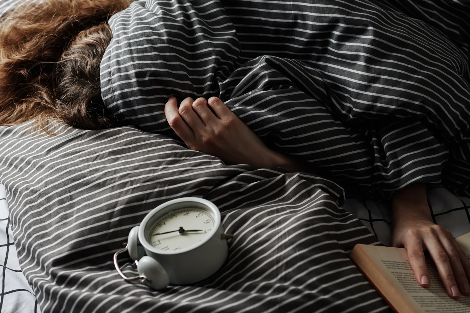 Personne qui s'est endormie emmitouflé dans sa couette pour une bonne nuit de sommeil