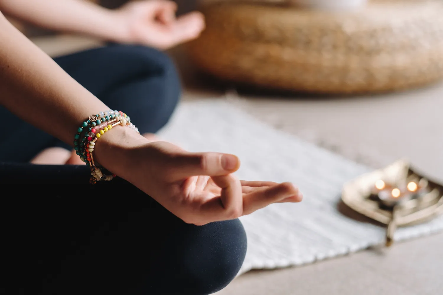 Mains de femme sur ses genoux en mudra de la concentration pour une méditation de pleine conscience