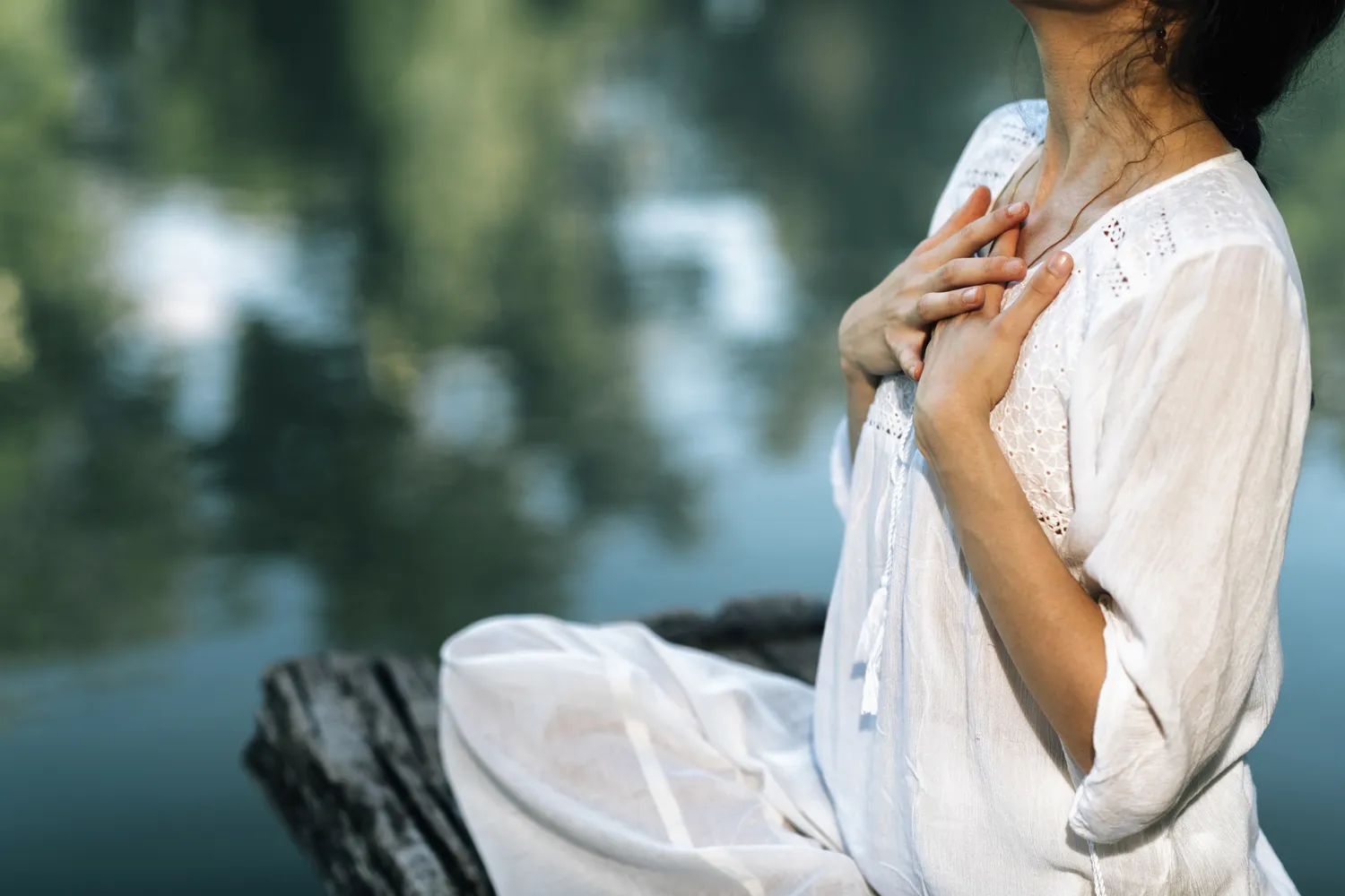 Femme qui met ses mains sur la poitrine pour effectuer un exercice de respiration