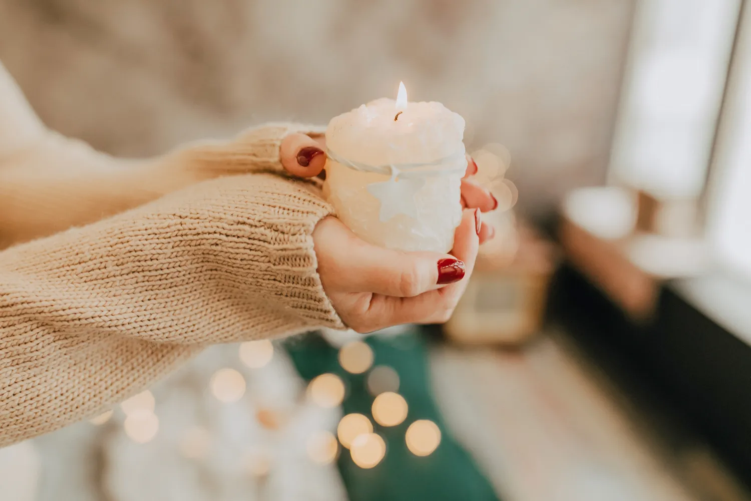 Mains de femme qui tiennent une bougie pour pratiquer la pleine conscience