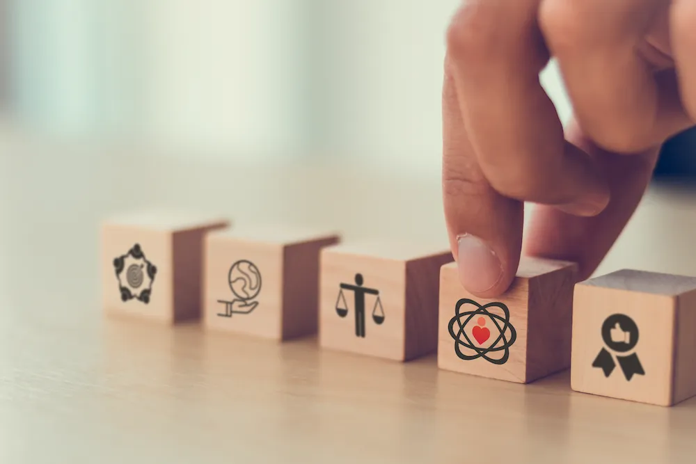 Cubes en bois représentant les différentes valeurs intrinsèques